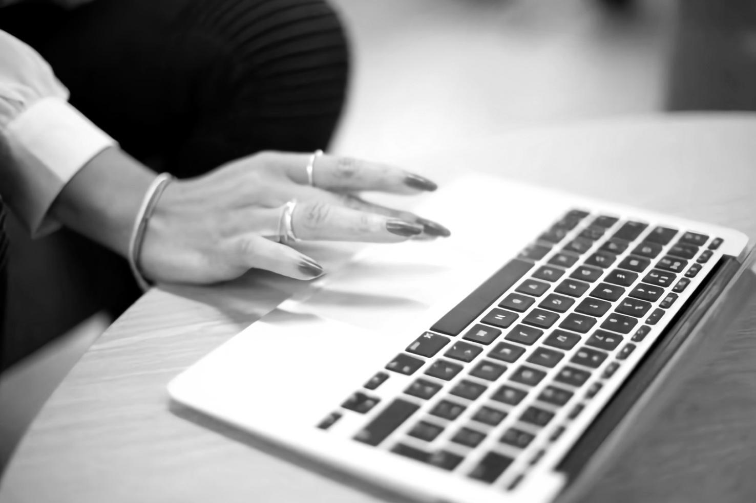 Modern trading workspace with position sizing calculations and risk management tools displayed on multiple monitors